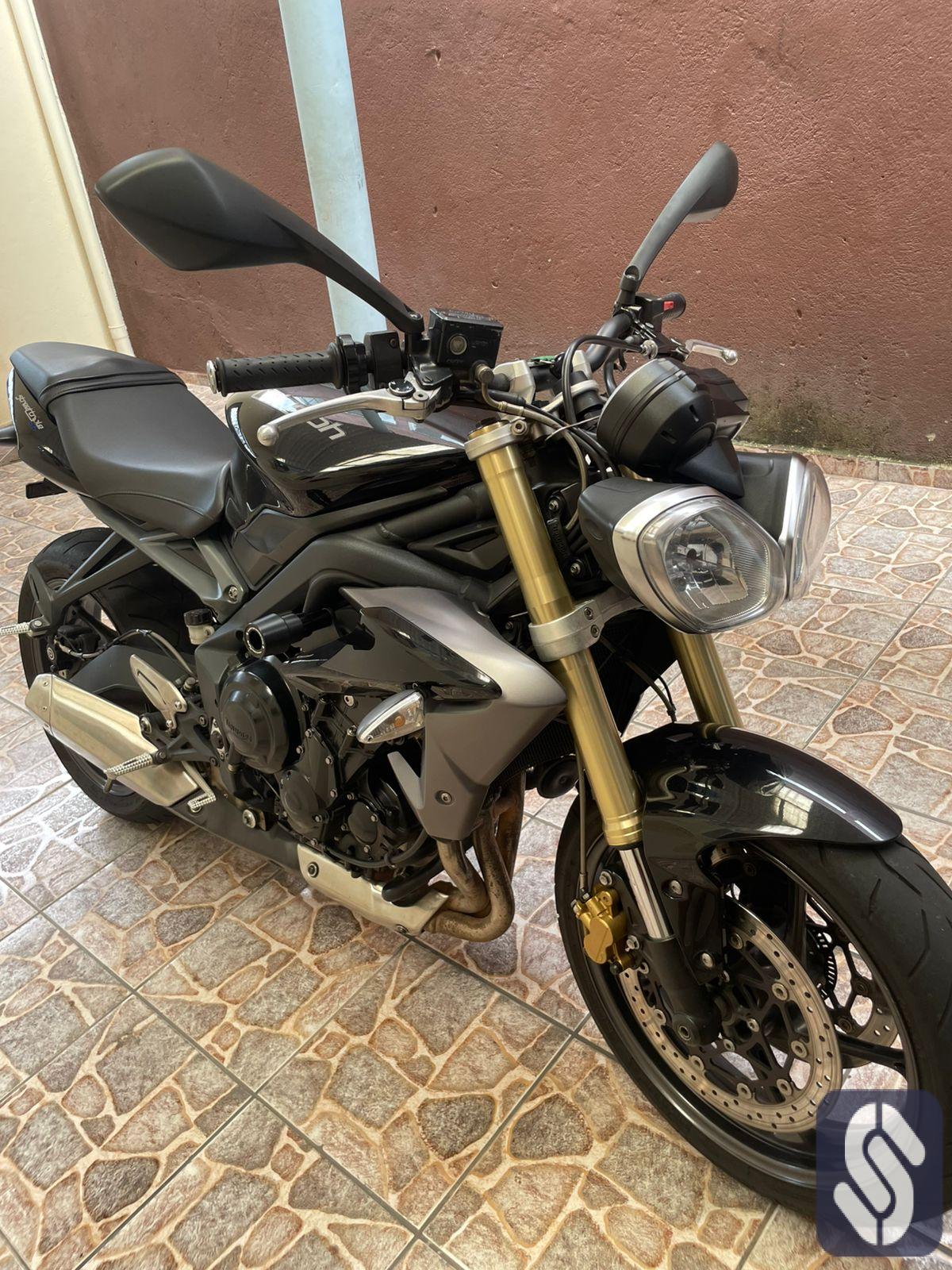 TRIUMPH STREET TRIPLE  CÓD. M0001