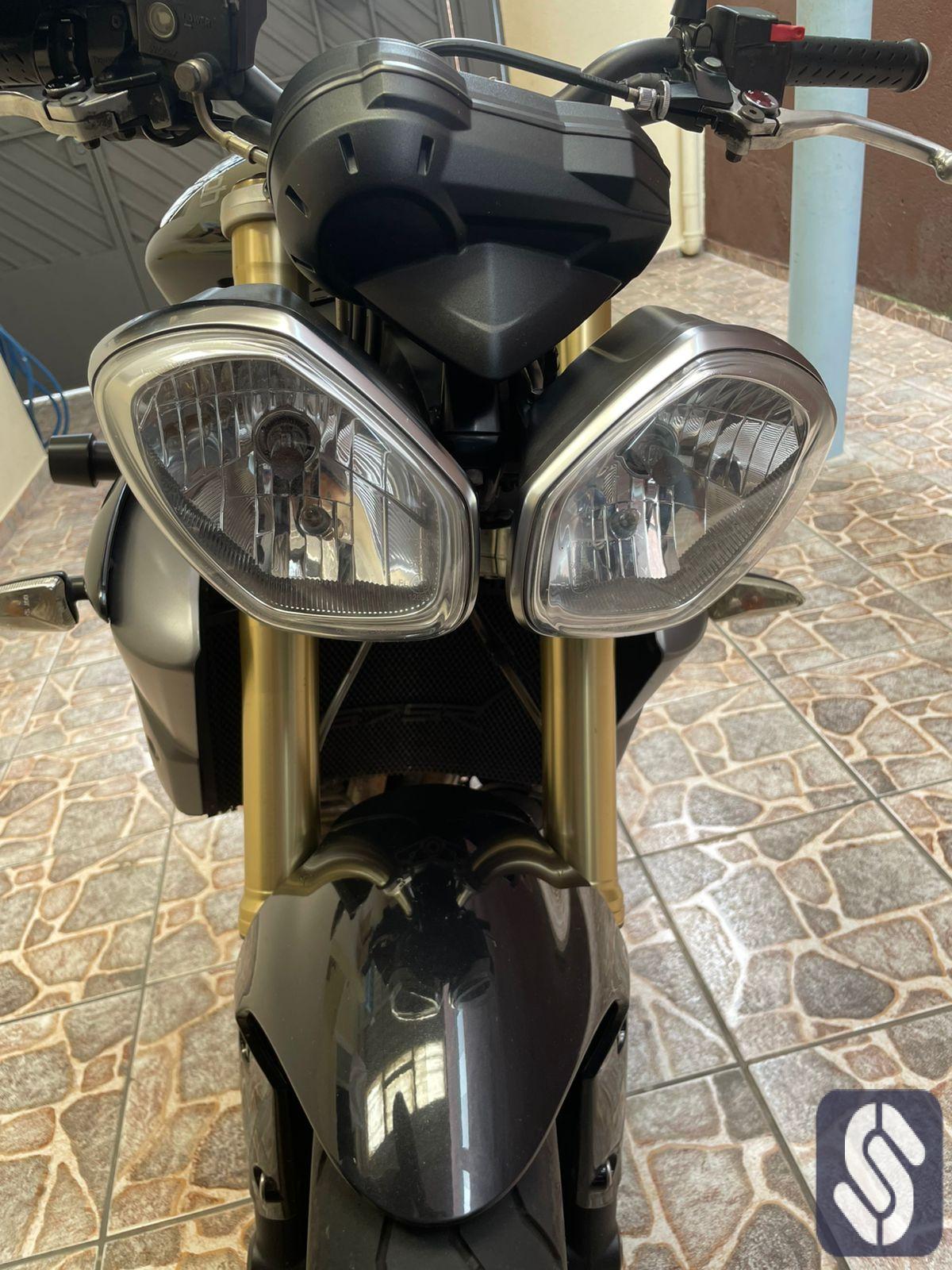 TRIUMPH STREET TRIPLE  CÓD. M0001